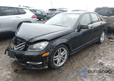 2013 Mercedes-Benz C 300 Sport 4Matic z USA, uszkodzony, nr VIN WDDGF8AB6DG088387